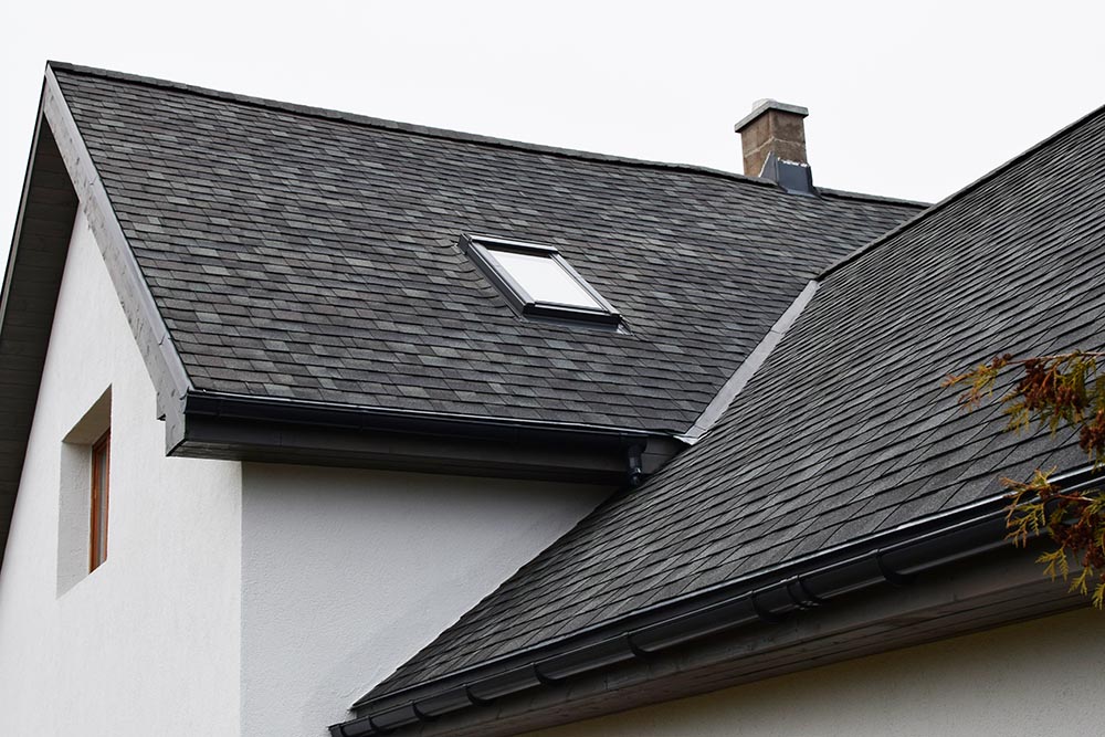 When and how to hire a roofing professional?